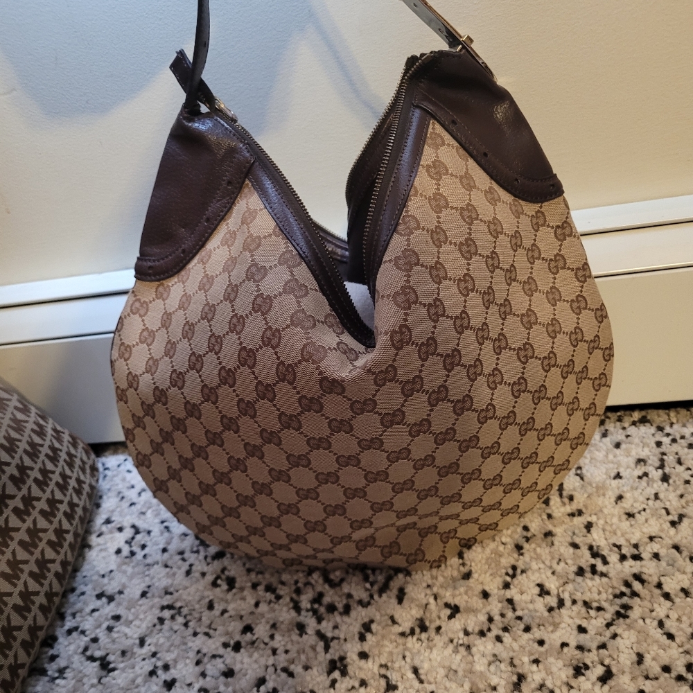 Authentic Gucci signature shoulder bag